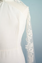 Load image into Gallery viewer, WFML One Tier Lace Trim Fingertip Veil
