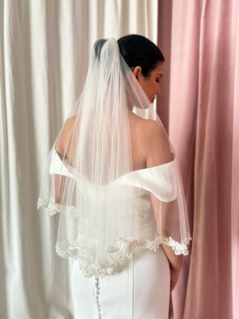 VEIL One Tier Lace Beaded Pearl Edge