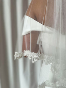 VEIL One Tier Lace Beaded Pearl Edge