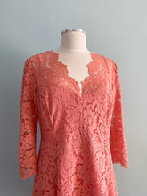 Load image into Gallery viewer, LE CHATEAU Lace Shift V Neck 3/4 Sleeve Size XXL
