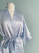 Load image into Gallery viewer, AUDREY LANE Satin Robe Short Sleeve Size 10/M
