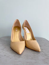 Load image into Gallery viewer, GUESS Patent Leather Pumps Pointed Toe Size 9
