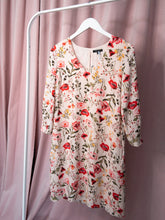 Load image into Gallery viewer, RW&amp;Co Crepe Floral 3/4 Sleeve Shift size 2
