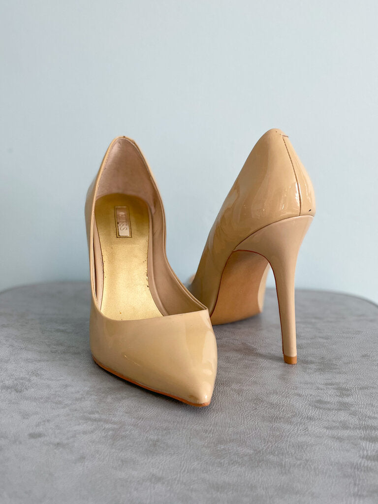 GUESS Patent Leather Pumps Pointed Toe Size 9